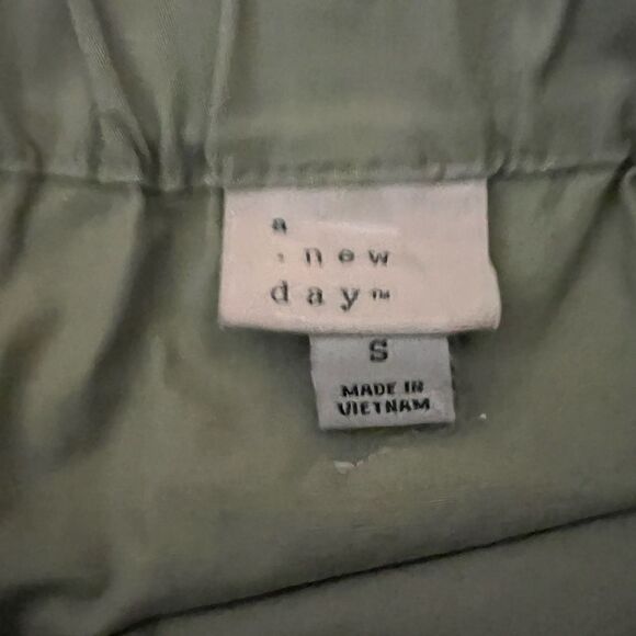 A new day light green Paperbag style skirt - Picture 7 of 8